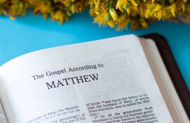 Tanrı 'yla her şey mümkündür. Matthew 19: 26 İncil Yeni Ahit dizesi. Kutsal kitaptan ilham verici pasajlar. Yaprağın üzerinde el yazısıyla yazılmış bir metin. İncil kavramı.