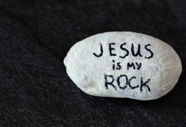 İsa benim Rock and Salvation 'ım. El yazısıyla yazılmış sert bir taş. İsa sağlam bir temeldir, Zion 'un temel taşı. İncil 'deki güven, inanç ve umut kavramı..