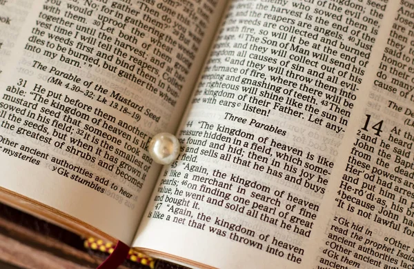 Закрытие Открытой Христианской Библии Жемчужиной Огромной Ценности Притчи Сокрытом Сокровище — стоковое фото