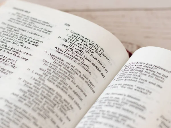 Öppna Bibeln Träbord Läsa Psalmer Gamla Testamentet Gud Den Evige — Stockfoto