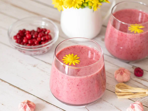 Glazen Met Bevroren Cranberry Smoothie Gezonde Voedzame Milkshake Een Heerlijk — Stockfoto