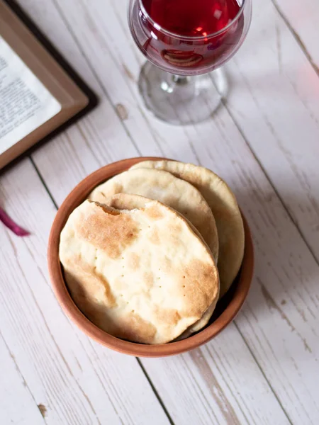 Nekvašený Chléb Matzo Matza Plochý Chléb Červeným Vínem Svatou Biblí — Stock fotografie