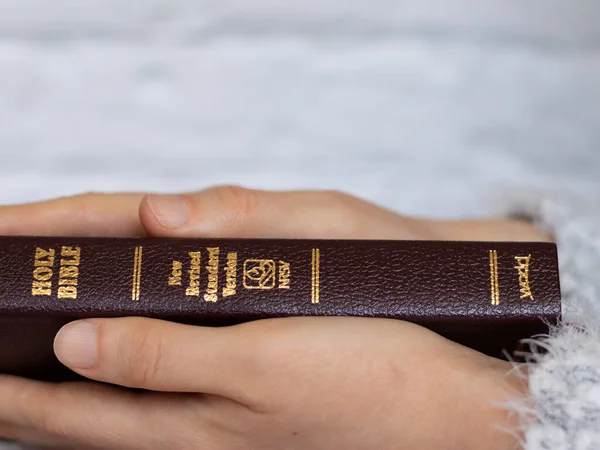 Руки Женщины Молятся Верой Держа Библию Золотыми Буквами Христианское Писание — стоковое фото