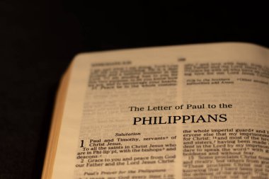 Yeni Ahit İncili 'nden Filipinler Episti (Mektup) üzerine Kutsal Kitap' ın kapağını kapatın. Havari Paul, Kilise inananlarına mektup yazıyor. Yüce İsa 'ya inan. İncil konsepti. Koyu arkaplan.