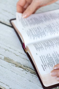Elleri kutsal kitabı açık tutuyor. Hristiyan okuma ve okuma kitabı, İncil kavramı..