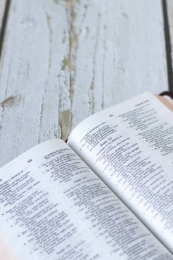 Ahşap zemin üzerine kutsal İncil 'i aç. Uzayı kopyala Hristiyan yazıtları okumak, İncil kavramı.