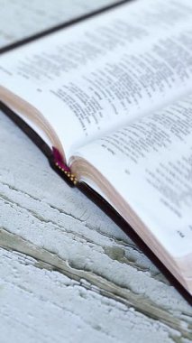 Sayfaları çevirmek ve kutsal kitabı okumak. Dikey video. Hristiyanlık kitabı, İncil konsepti.