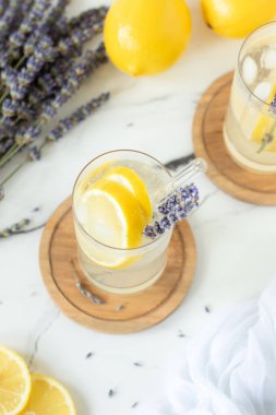 Beyaz mermer zemin üzerinde limon ve lavanta soğuk içecek ferahlatıcı.
