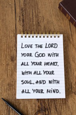 Tanrınızı tüm kalbinizle, ruhunuzla ve zihninizle, ilham verici metinlerinizle sevin. En büyük emir, itaat ve İsa 'ya olan inanç, İncil kavramı..