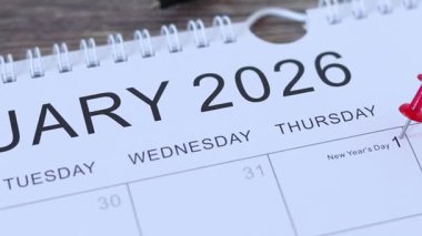 1 Ocak 2026 Yeni Yıl takvimi broşlu. Yakın plan..