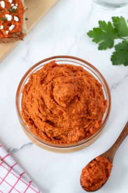 Beyaz mutfak masasında ev yapımı bir ayvar (kırmızı biber sosu). Üst Manzara. Geleneksel Macar gıda konsepti.