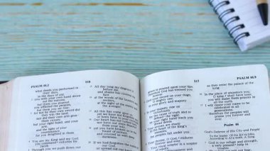 Açık kutsal kitaptan ders çalışmak ve okumak. Üst Manzara. Hıristiyan İncili kavramı.