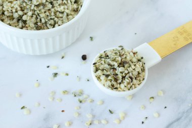 Mutfak masasında kaşık içinde kenevir tohumu. Yakın plan..