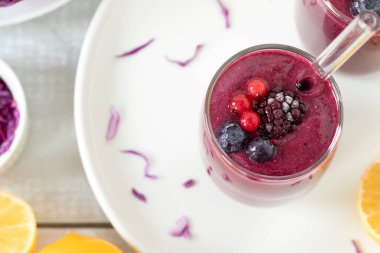 Mutfak masasında kırmızı lahana suyu. Üst Manzara. Sağlıklı vejetaryen karışımı..