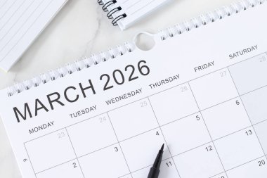 Not defteriyle birlikte Mart 2026 takvimi. Üst görünüm.