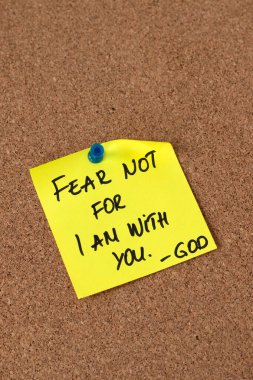 Korkma Tanrım, seninle beraberim. İğne tahtasına el yazısıyla yazılmış bir alıntı. Üst Manzara. İsa 'ya olan inanç ve umut, kutsal kitap kavramı..