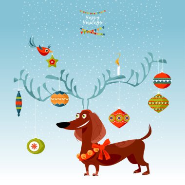 Boynuzları Noel oyuncaklarıyla süslenmiş geyik gibi giyinmiş Dachshund..