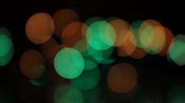 Siyah arka planda Bokeh parıldıyor.