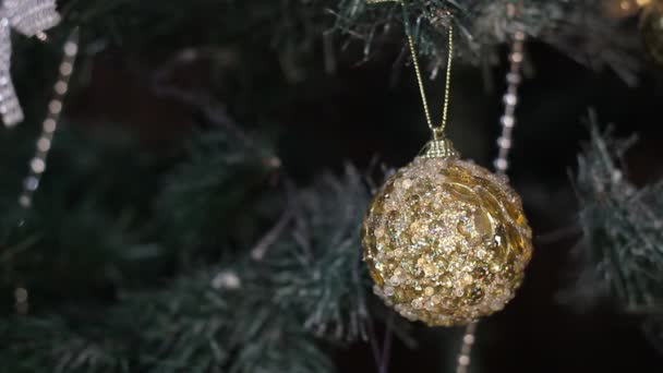 クリスマスツリーに重たいボールの形の装飾 — ストック動画