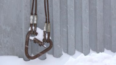 Gri arka planda metal kablo. Mevsim değişikliği. Kış ve kar.