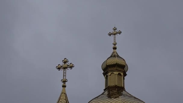 Cúpula Dorada Iglesia Sobre Fondo Cielo Gris — Vídeo de stock