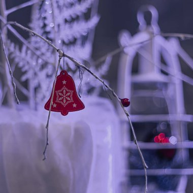 Kırmızı çan süslemesi. Noel arkaplanı. Yeni yıl mutlu ruh hali..