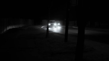Yol ve arabaların siyah beyaz fotoğrafı.