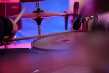 Davul çalıyorum. Canlı oyun.