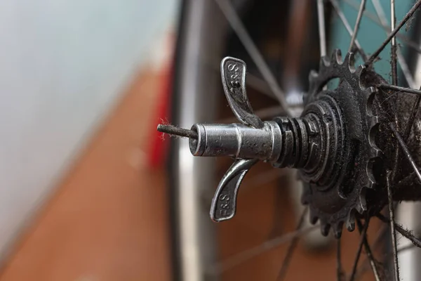 Mutter Auf Einer Fahrradradhülse Oldtimer Fahrräder Reparieren Ersatzteil Aus Metall — Stockfoto