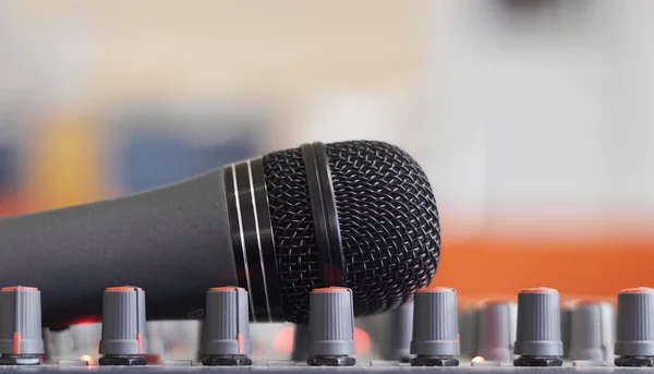 Mikrofon ve mikser. Konser. Ses konsolu. Müzik.