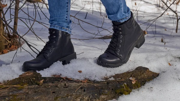 雪地上的冬季女靴 — 图库照片