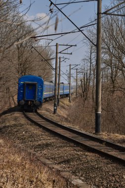 Raylarda eski mavi tren..