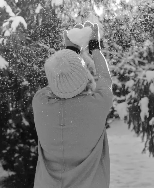 穿着衣服在户外玩雪的女孩 冬季活动在美丽的冬季进行 心是雪做的 黑白照片 — 图库照片