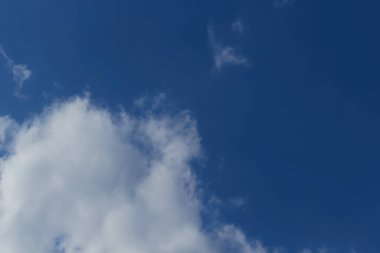 Mavi gökyüzü ve beyaz bulutlar.