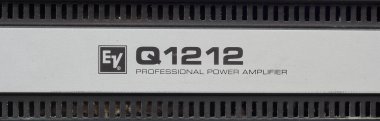 ElectroVoice Q1212 - yükselticinin ön paneli.