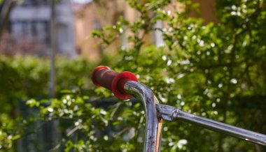 Yeşil bir arka planda kırmızı bisiklet kolu.