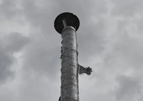 Metalen Schoorsteenpijp Tegen Grijze Lucht — Stockfoto