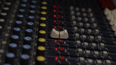 Ses karıştırıcı fader çalışıyor. Analog ses karıştırıcısının ses girdileri dengeleniyor.