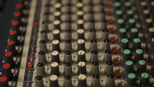 Audio Mixer Fader Werkt Balancerend Volume Van Audio Ingangen Van — Stockvideo