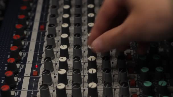 Працює Звуковий Мікшер Балансування Гучності Звукових Входів Аналогового Звукового Мікшера — стокове відео