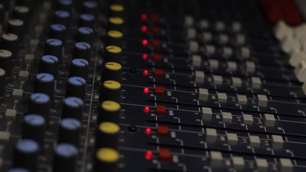 Audio Mixer Fader Werkt Balancerend Volume Van Audio Ingangen Van — Stockvideo