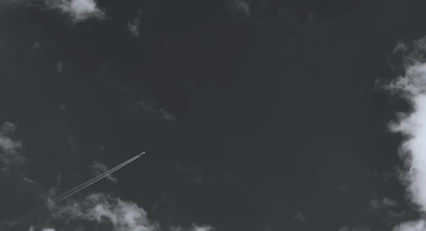 Γκρι Ουρανό Σύννεφα Και Λευκό Αεροπλάνο Λευκό Ίχνος Καπνού Λευκός — Φωτογραφία Αρχείου