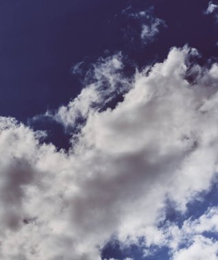 Mavi gökyüzü arkaplanı ve beyaz bulutlar.