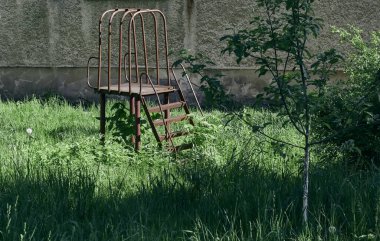 Eski ve paslı çocuk kaydırağı. 