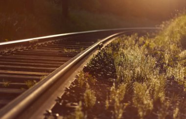 Tren yolu kapanıyor. Güzel doğal arkaplan.