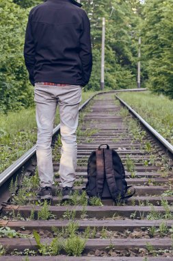 Tren yolu, adam dikiz aynası, sırt çantası.. 