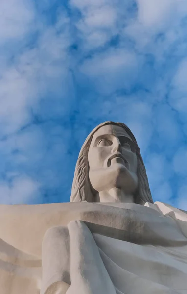 Rzeźba Jezusa Chrystusa Zbawiciela Tło Błękitnego Nieba Białych Chmur — Zdjęcie stockowe