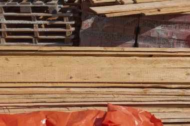 İnşaat alanı. Bitmemiş inşaat. İnşaat malzemeleri. Tahta tahtalar.. 