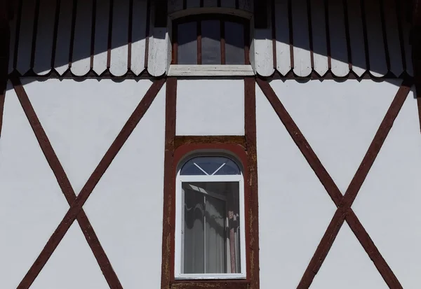 Vintage Fenster Weiße Wand Braune Holzeinsätze Weiße Fenster Und Weiße — Stockfoto