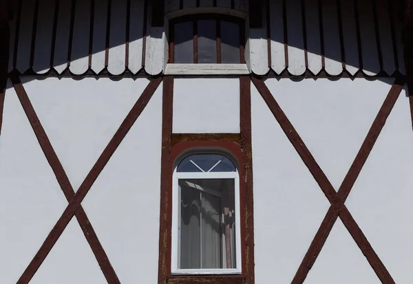 Vieille Fenêtre Mur Blanc Inserts Bois Brun Fenêtre Blanche Murs — Photo